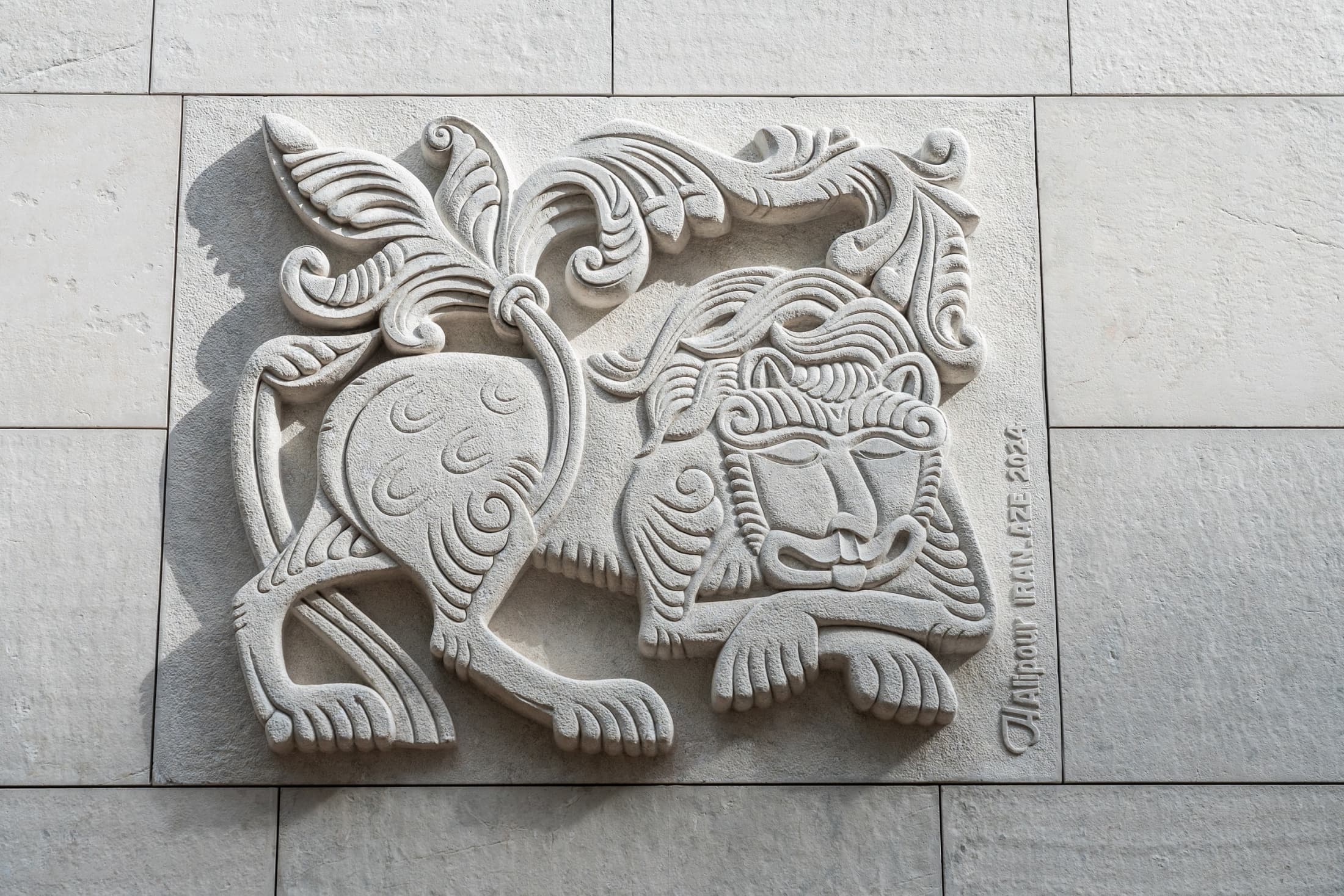 Особняки у Кремля украсили барельефы с мифологическими животными